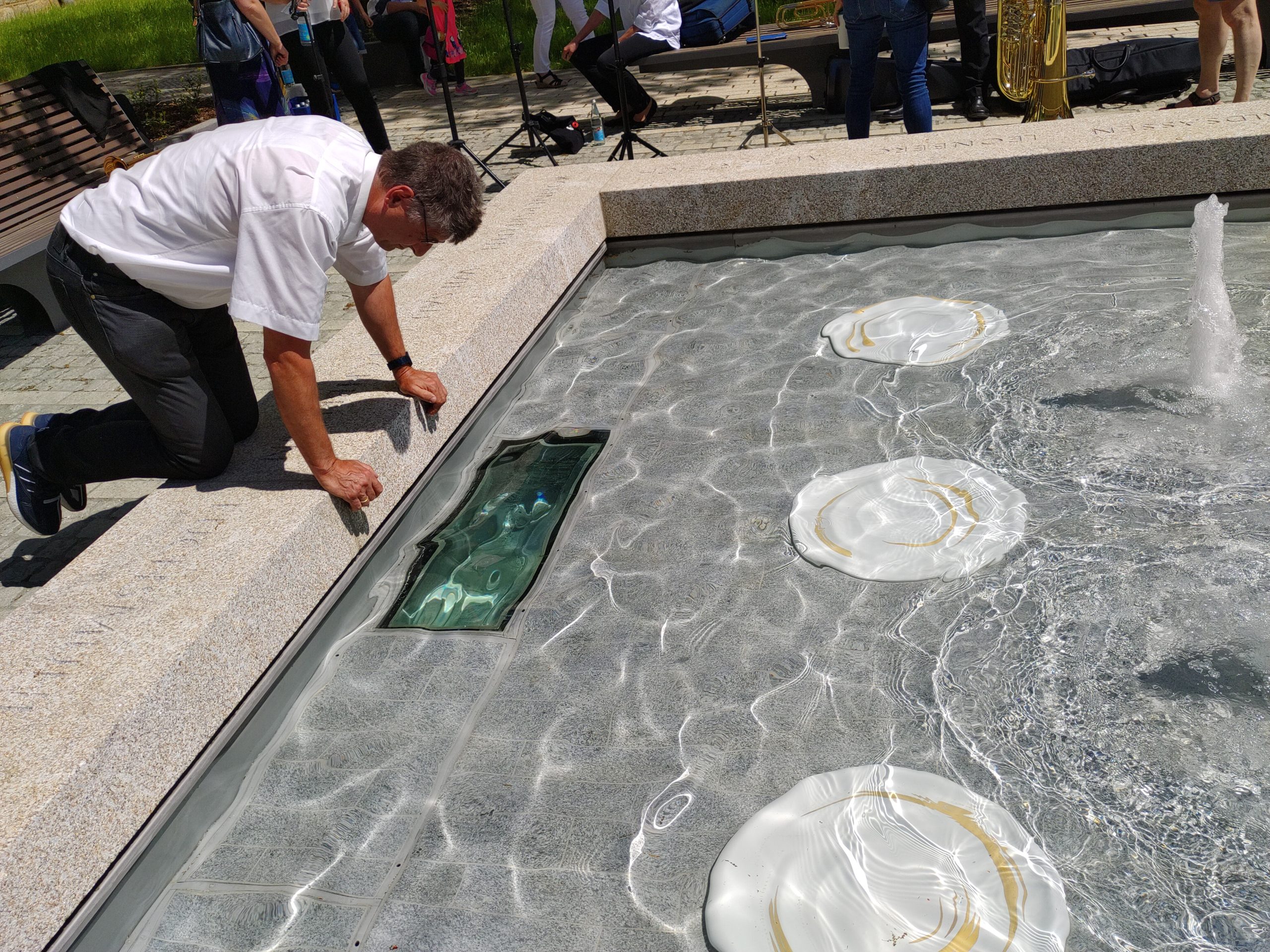 Stefan Rosiwal am Brunnen mit den Diamantelektroden.