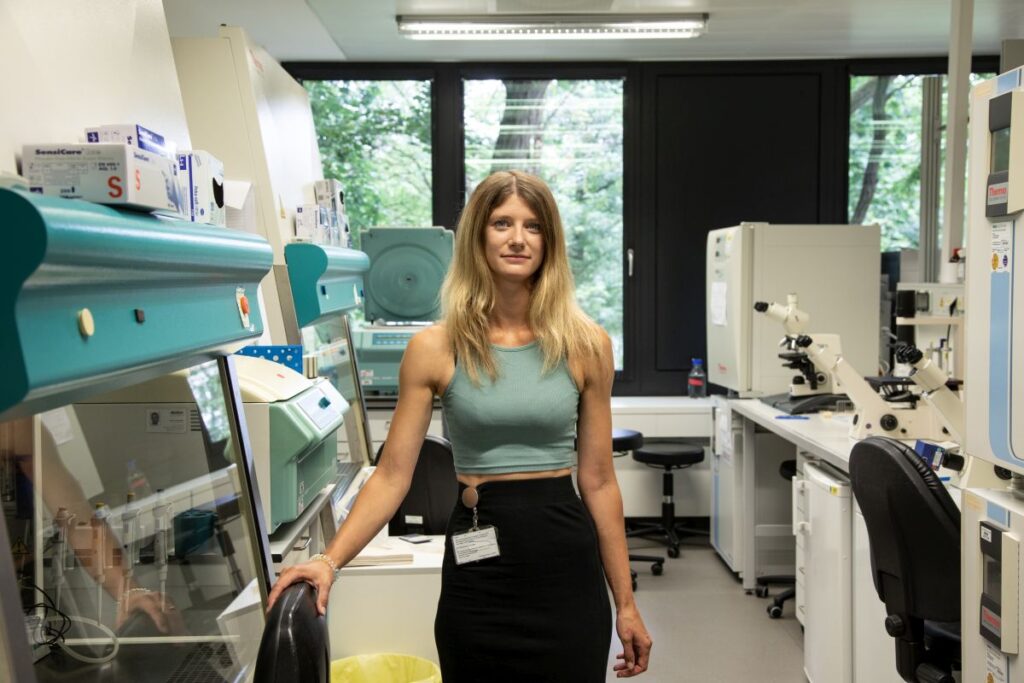 Wissenschaftlerin in Labor