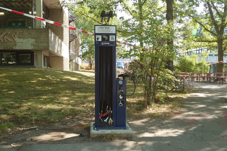 Neue Fahrradreparatursäulen an der FAU