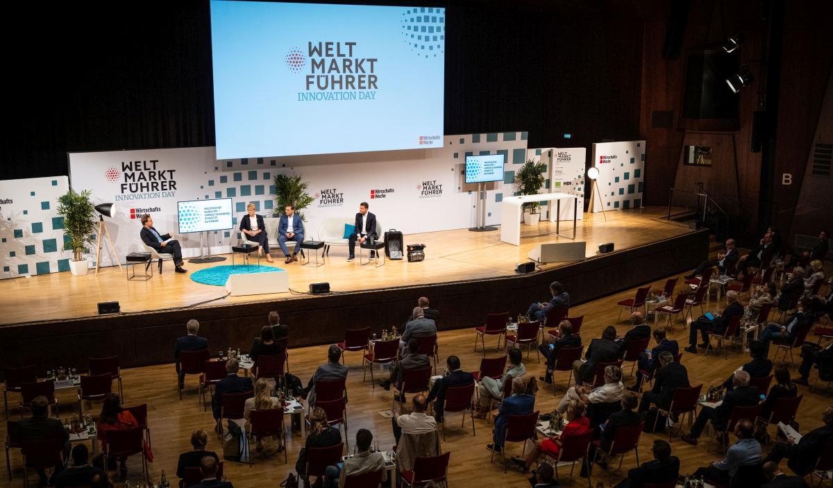 Eine Diskussionsrunde auf einer Bühne.