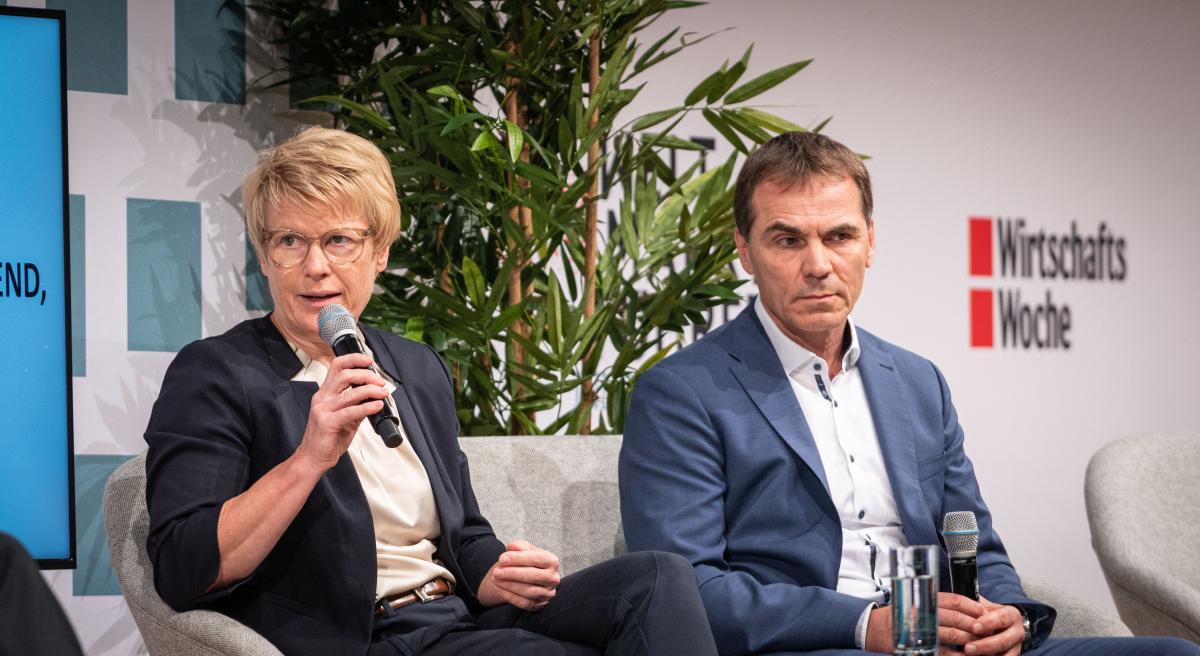 Eine Frau und ein Mann sitzen auf einem Sofa.