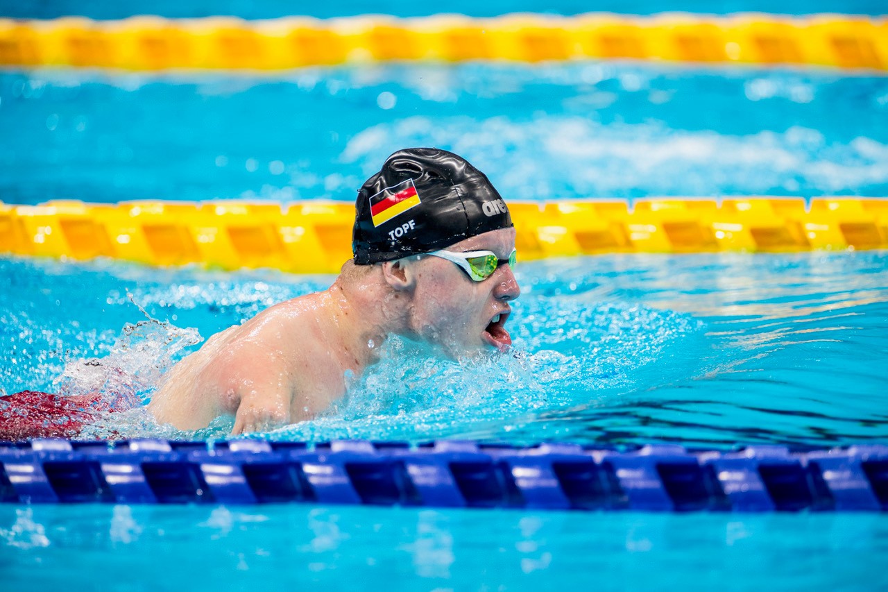 Josia Topf schwimmt in Becken