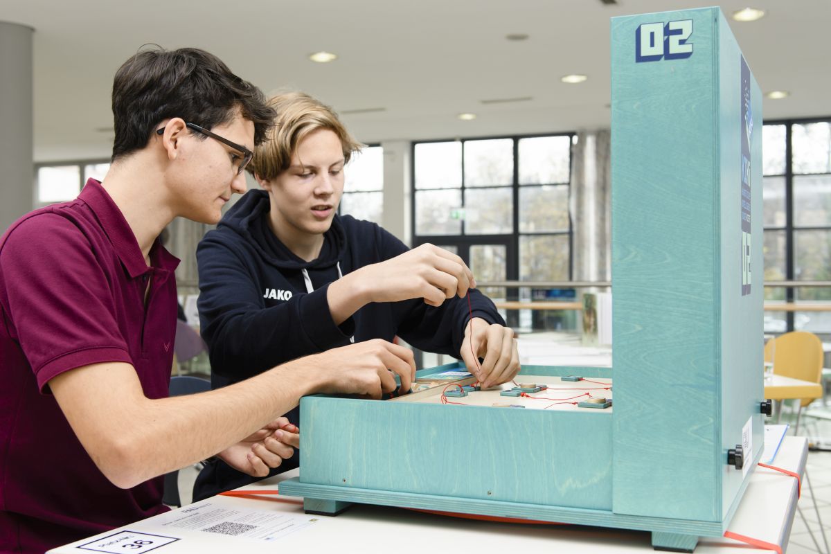 Zwei junge Männer spielen das Spiel mit dem Titel ,,Vorsicht bissig''