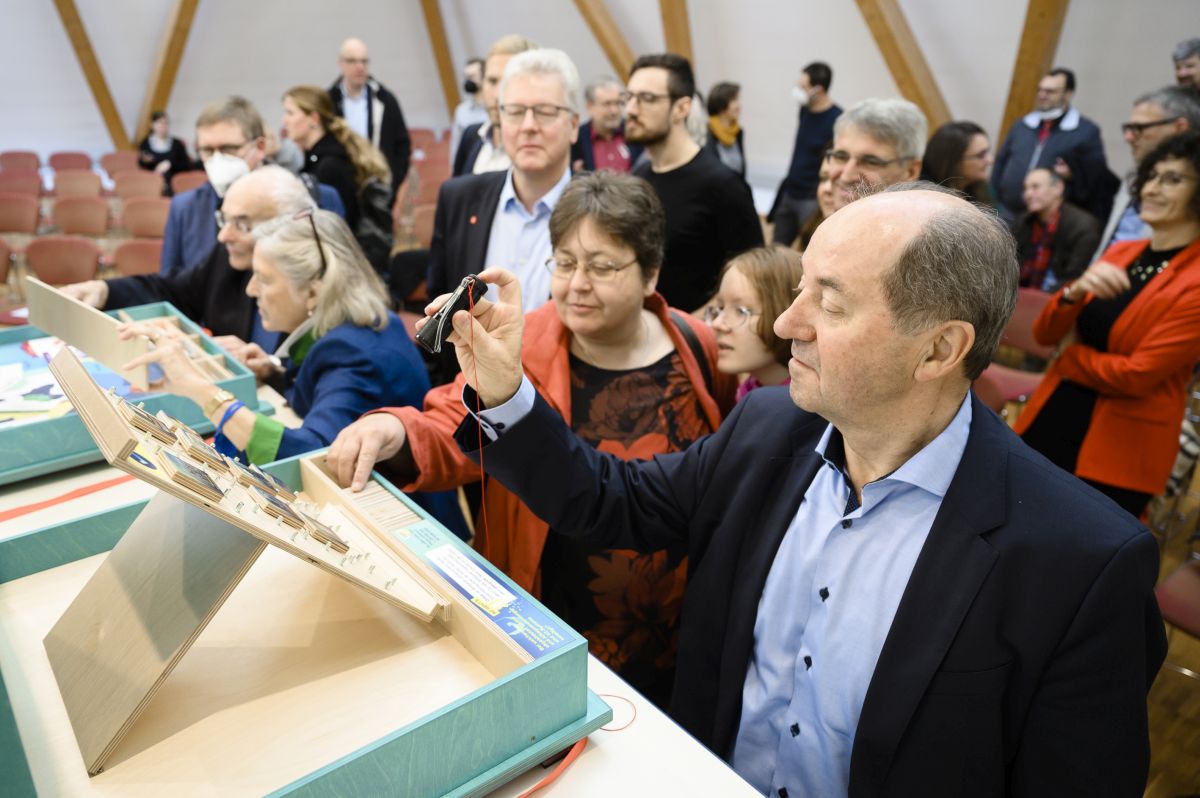 Bild zeigt mehrere Personen, die Spiele ausprobieren