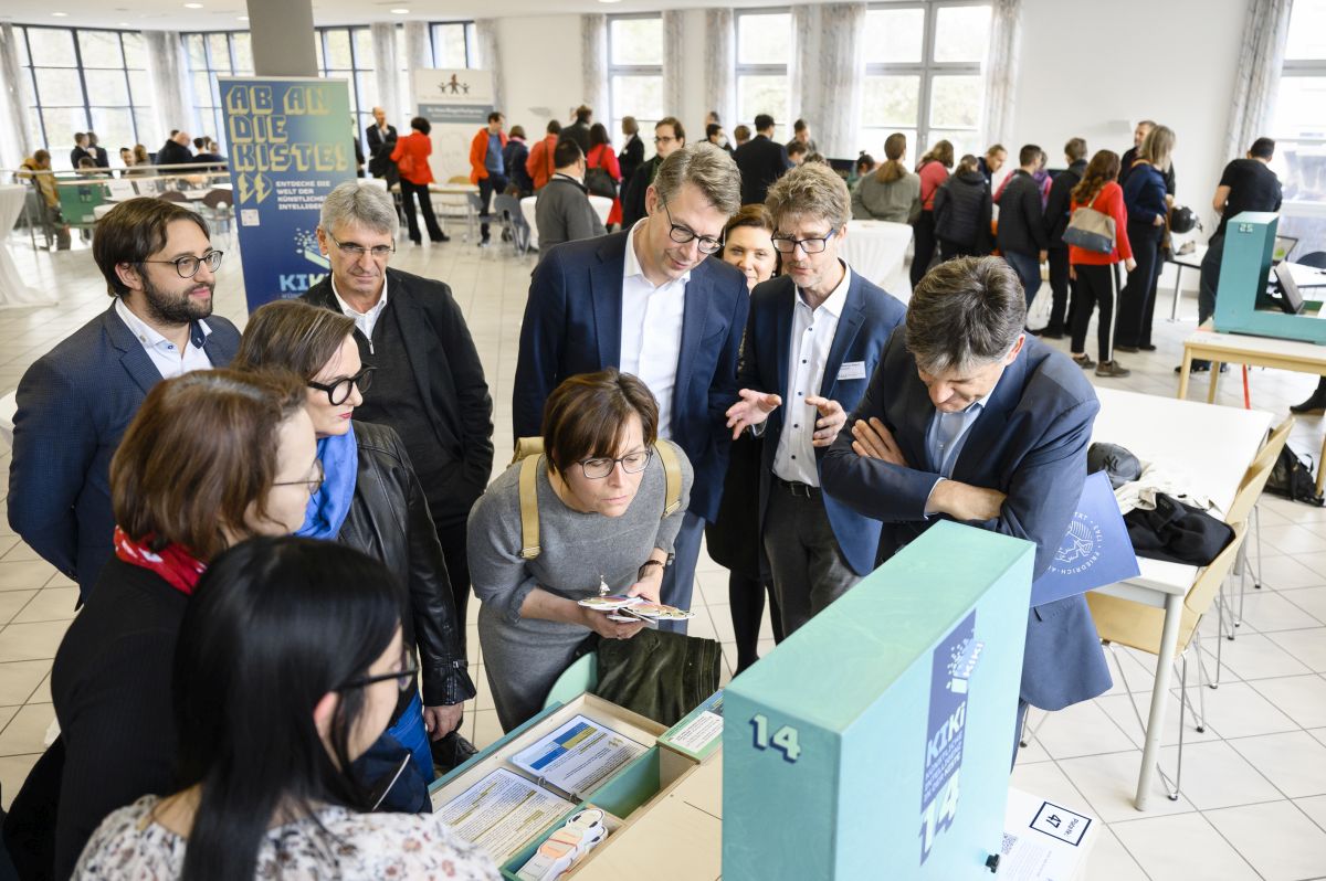 Mehrere Personen betrachten gemeinsam eine Ausstellung