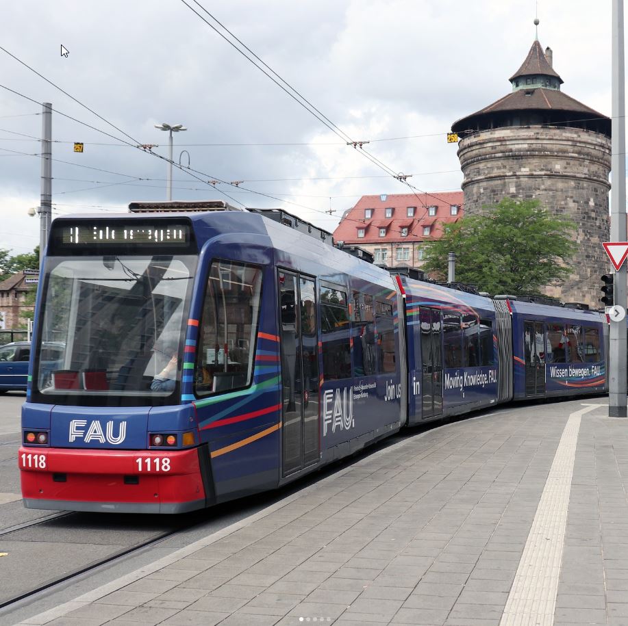 Straßenbahn mit FAU-Design