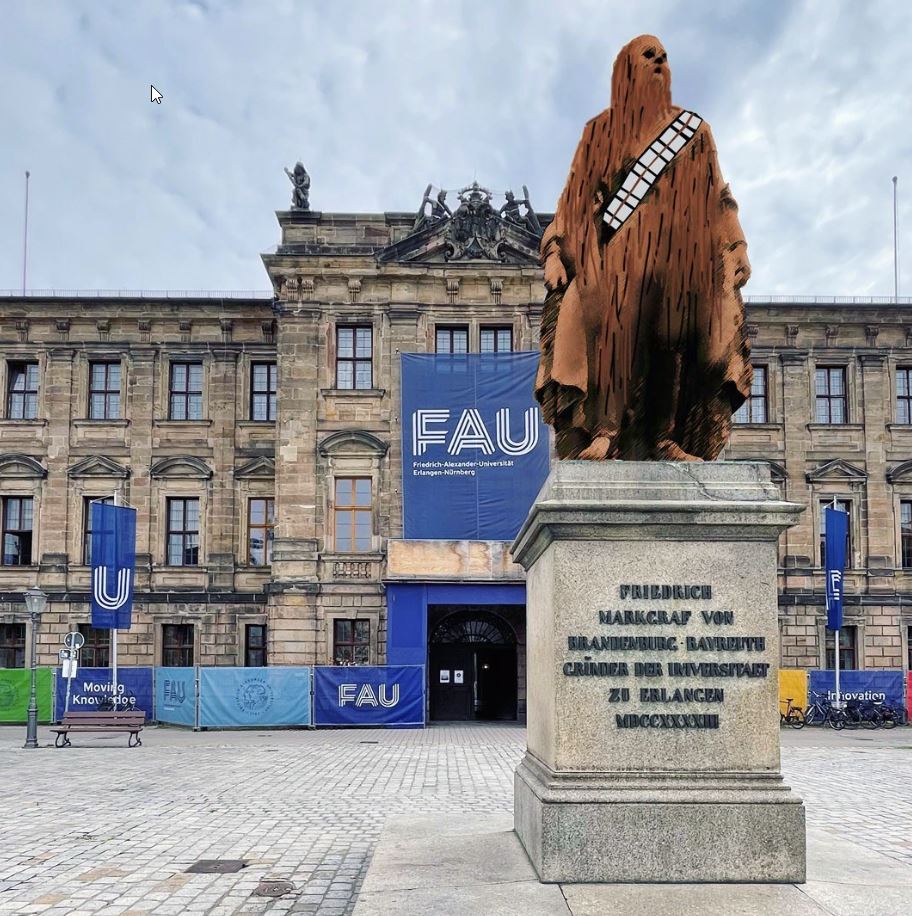 Collage zeigt Chewbacca statt Markgraf Friedrich auf Sockel vor dem Erlanger Schloss