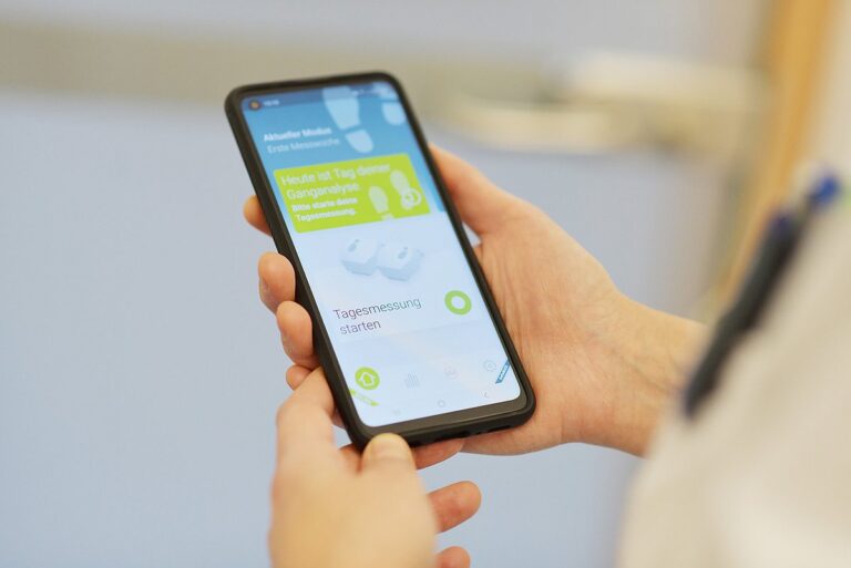 ParkinsonGo: Molekulare Neurologie leitet multizentrische Studie für Smartphone-App