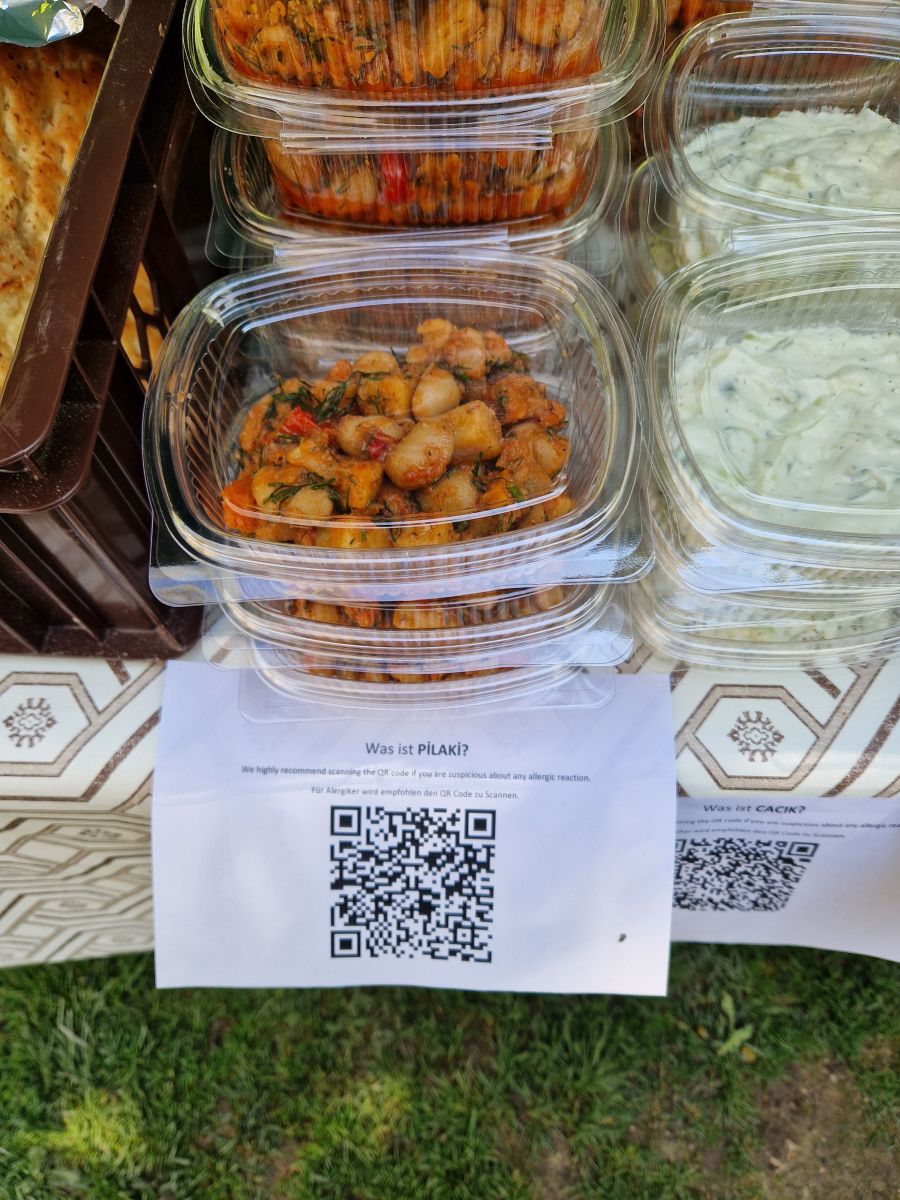 Studierende der FAU veranstalten vom Mittwoch bis Freitag, 3. bis 5. Mai, im Schlossgarten der FAU in Erlangen sowie am Roten Platz an der Technischen Fakultät der FAU Wohltätigkeitsverkäufe von Speisen für die Erdbebenopfer.