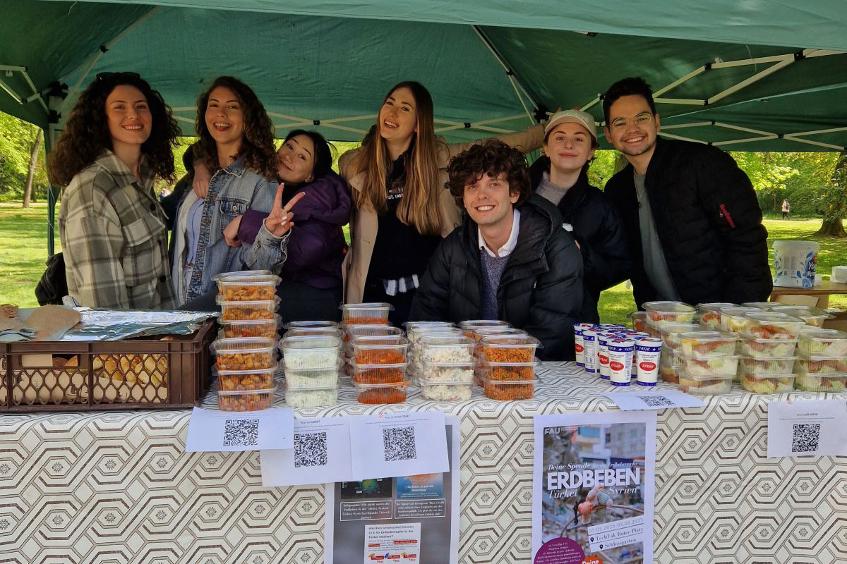 Studierende der FAU veranstalten vom Mittwoch bis Freitag, 3. bis 5. Mai, im Schlossgarten der FAU in Erlangen sowie am Roten Platz an der Technischen Fakultät der FAU Wohltätigkeitsverkäufe von Speisen für die Erdbebenopfer.