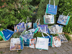 Aus alten Roll-ups entstanden diese upcycelten Taschen.