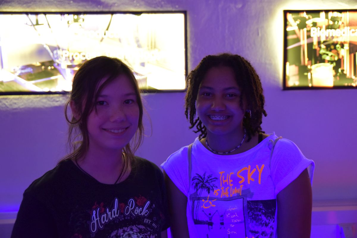 Zwei Mädchen lächeln in die Kamera