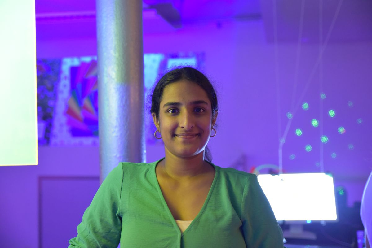 Ein Mädchen lächelt in die Kamera