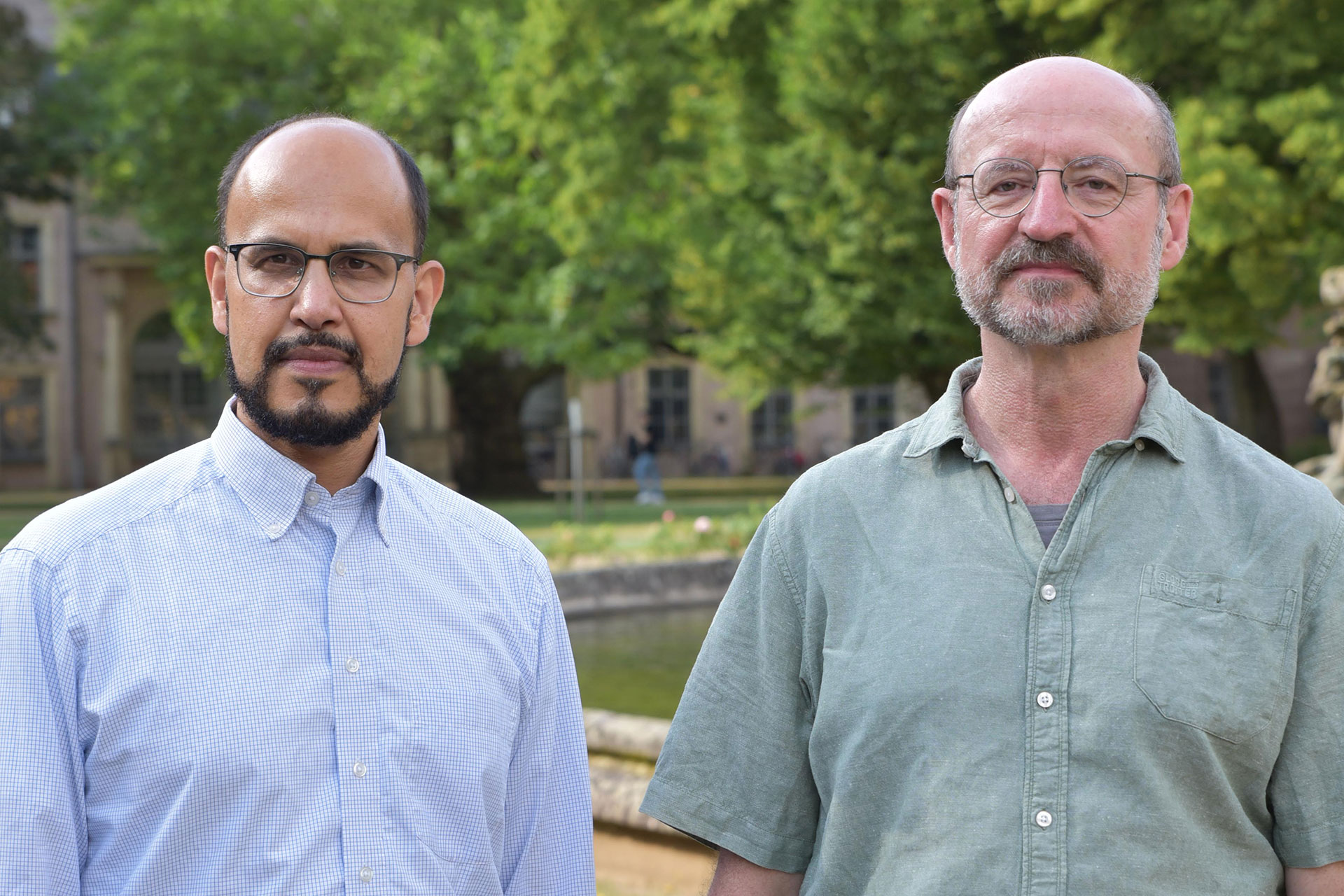 Zwei Männer mit Hemden im Schlossgarten in Erlangen.