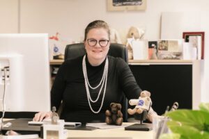 Marion Merklein an ihrem Schreibtisch.