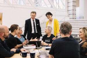 Gruppenbild mit Wissenschaftler/-innen des CHREN.