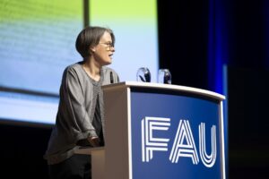 Katrin Kinzelbach hält einen Vortrag beim dies academicus.