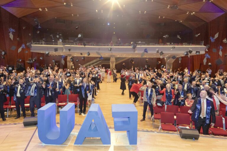 Video: Ehrung der Promovierten und Jubilarinnen und Jubilare 2023