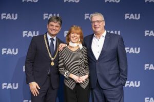 FAU Präsident Prof. Hornegger mit Ehrensenatorin Prof. Osterloh und Ehrensenator Walter Bockshecker (Foto: FAU/Iannicelli)