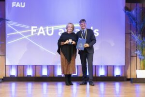 Zur Anerkennung besonderer Verdienste verleiht die Universität Evi Kurz die Würde einer Ehrenbürgerin.