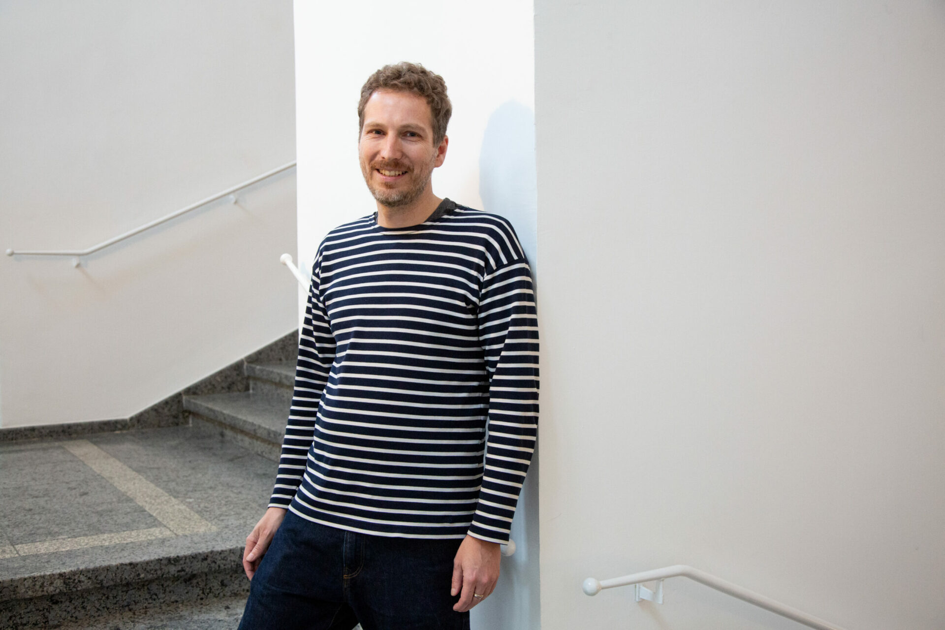 Mann in Treppenhaus.