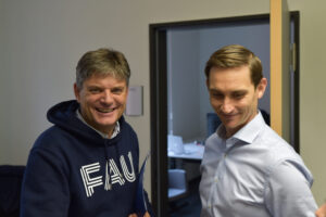 Joachim Hornegger und Roland Nagy unterhalten sich.