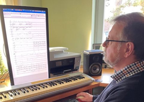 Zwischen Reagenzgläsern und Partituren