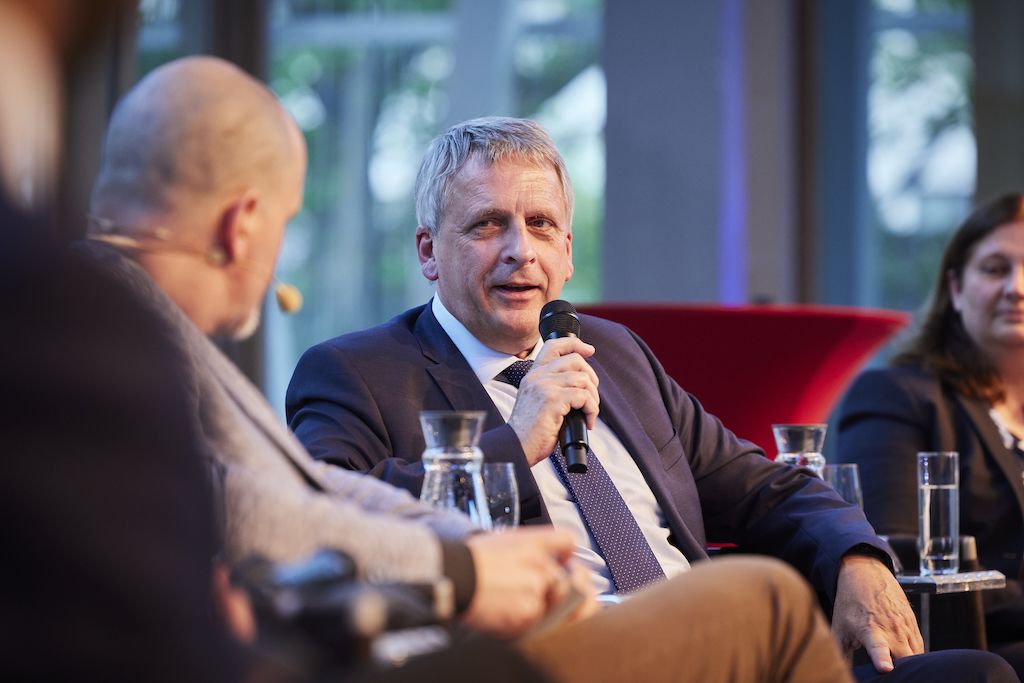 Prof. Dr. Fred Krüger vom Institut für Geographie der Friedrich-Alexander-Universität Erlangen-Nürnberg im Gespräch auf Sessel mit Mikrofon