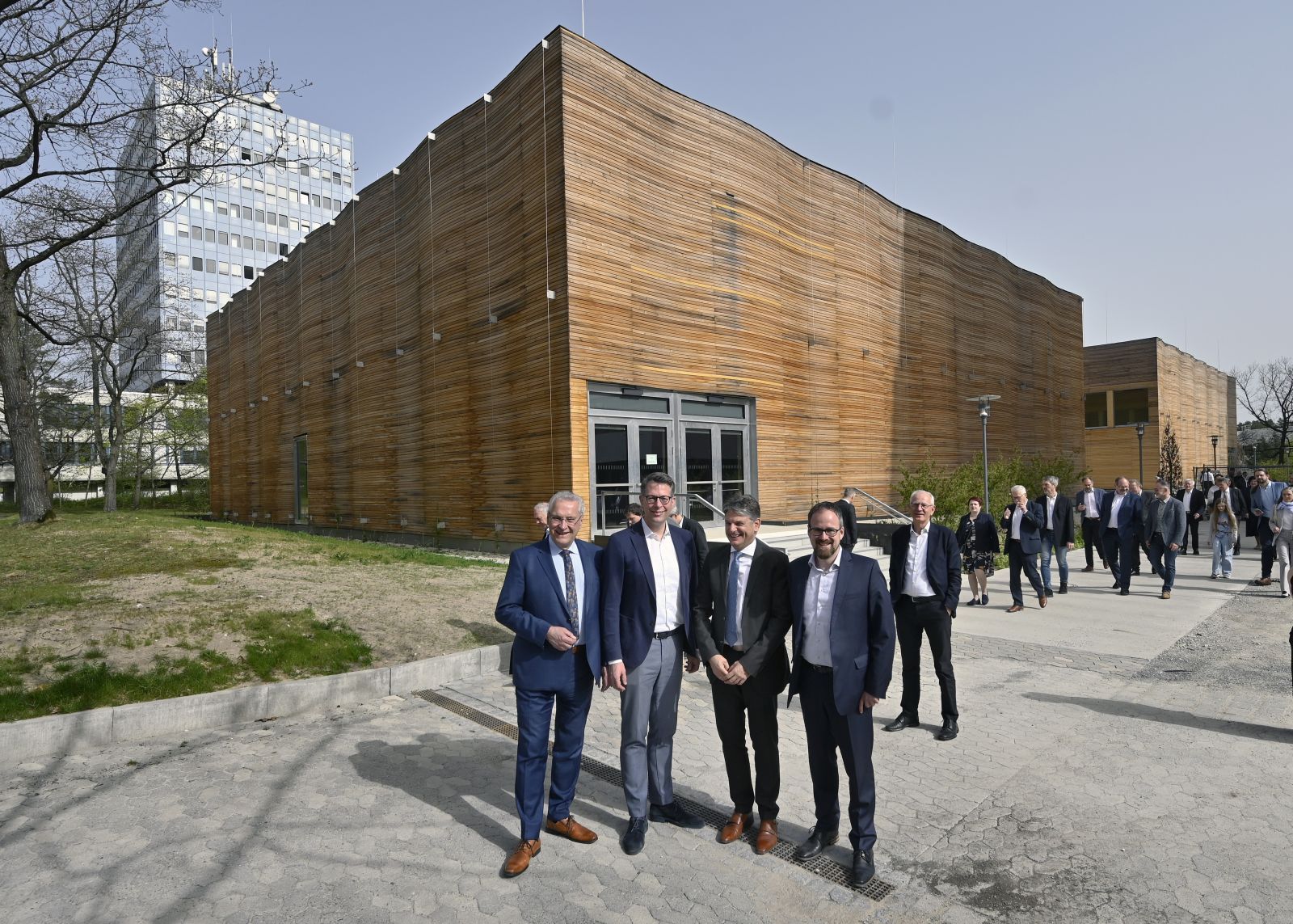 Gruppenfoto vor neuem Hörsaalgebäude der Friedrich-Alexander-Universität Erlangen-Nürnberg in Erlangen