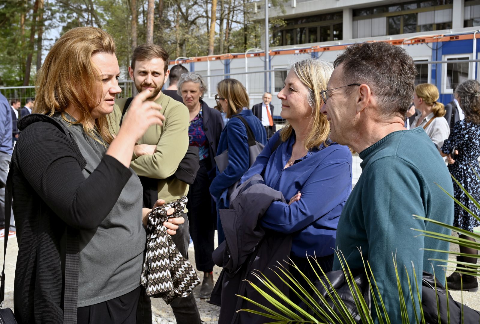 Gruppenfoto beim Spatenstich auf dem Baufeld des Neubaus der Technischen Chemie der Friedrich-Alexander-Universität Erlangen-Nürnberg in Erlangen