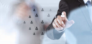 Hand wählt Symbole von virtuellen Profilen aus