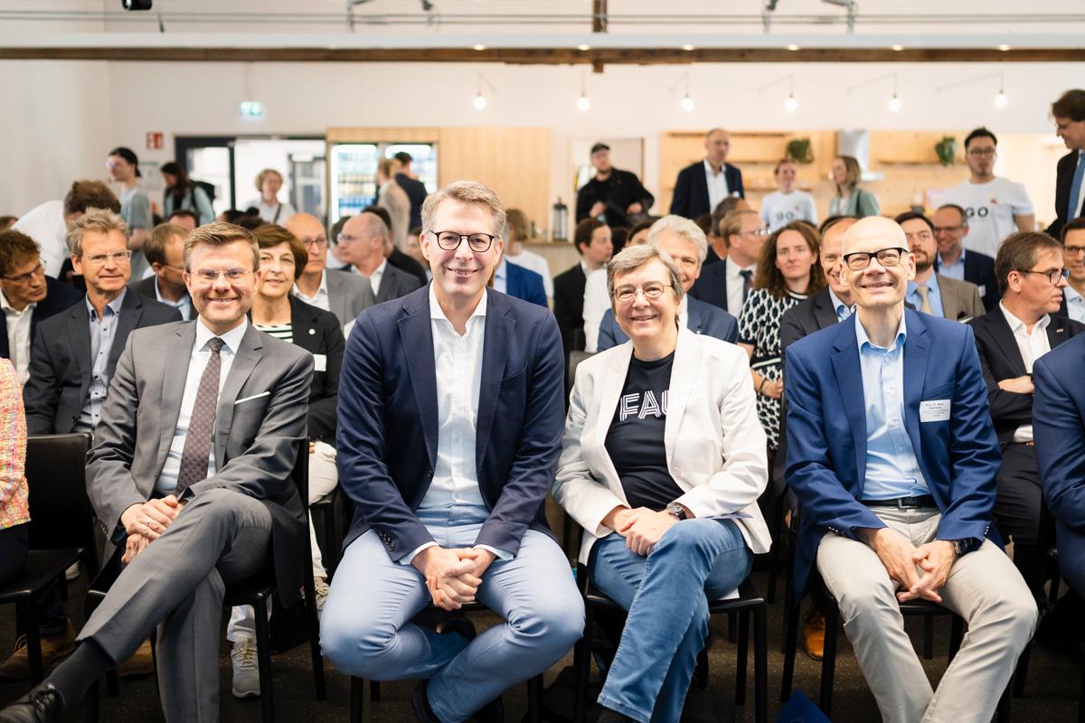 Von links nach rechts: Marcus König, Obermürgermeister Nürnberg; Markus Blume, Bayerischer Staatsminister für Wissenschaft und Kunst; Prof. Dr. Kathrin Möslein; FAU-Vizepräsidentin Outreach; Prof. Dr. Niels Oberbeck, Präsident der Ohm. Bild: Uwe Niklas