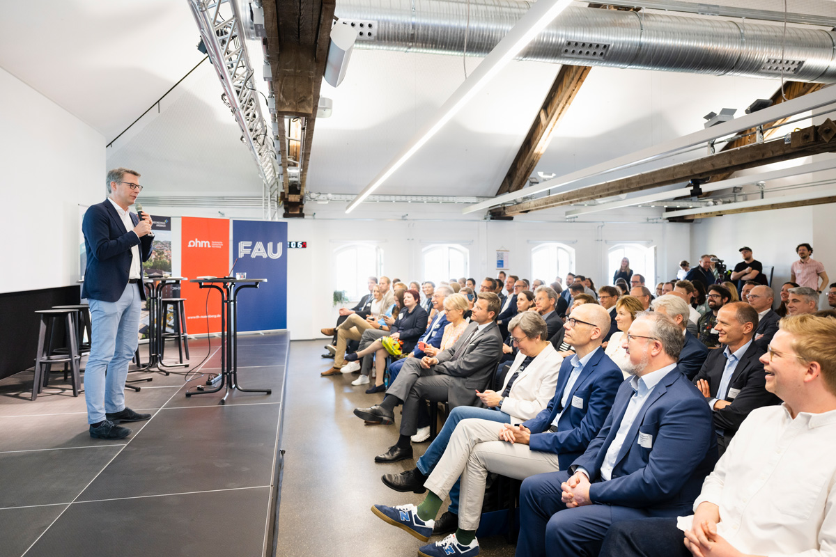 Wissenschaftsminister Blume auf der Bühne.