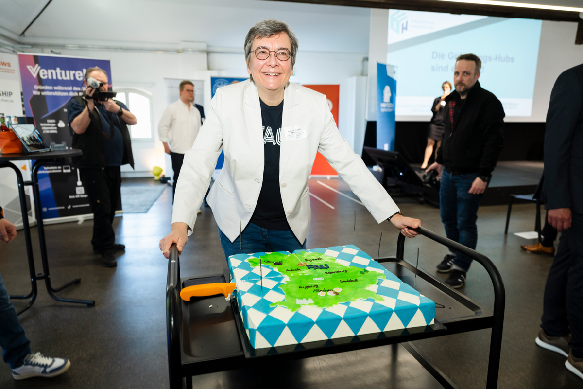 FAU-Vizepräsidentin Prof. Dr. Kathrin Möslein mit dem Kuchen zur Eröffnung der Gründungs-Hubs.