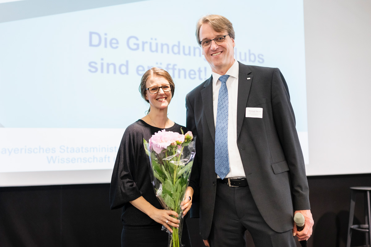 Heike Nowak-Schwerdtfeger erhält als Dank für die Organisation der Veranstaltung vom Leiter der AG Gründungsberatung & Entrepreneurship an der FAU Christoph Heynen einen Blumenstrauß.