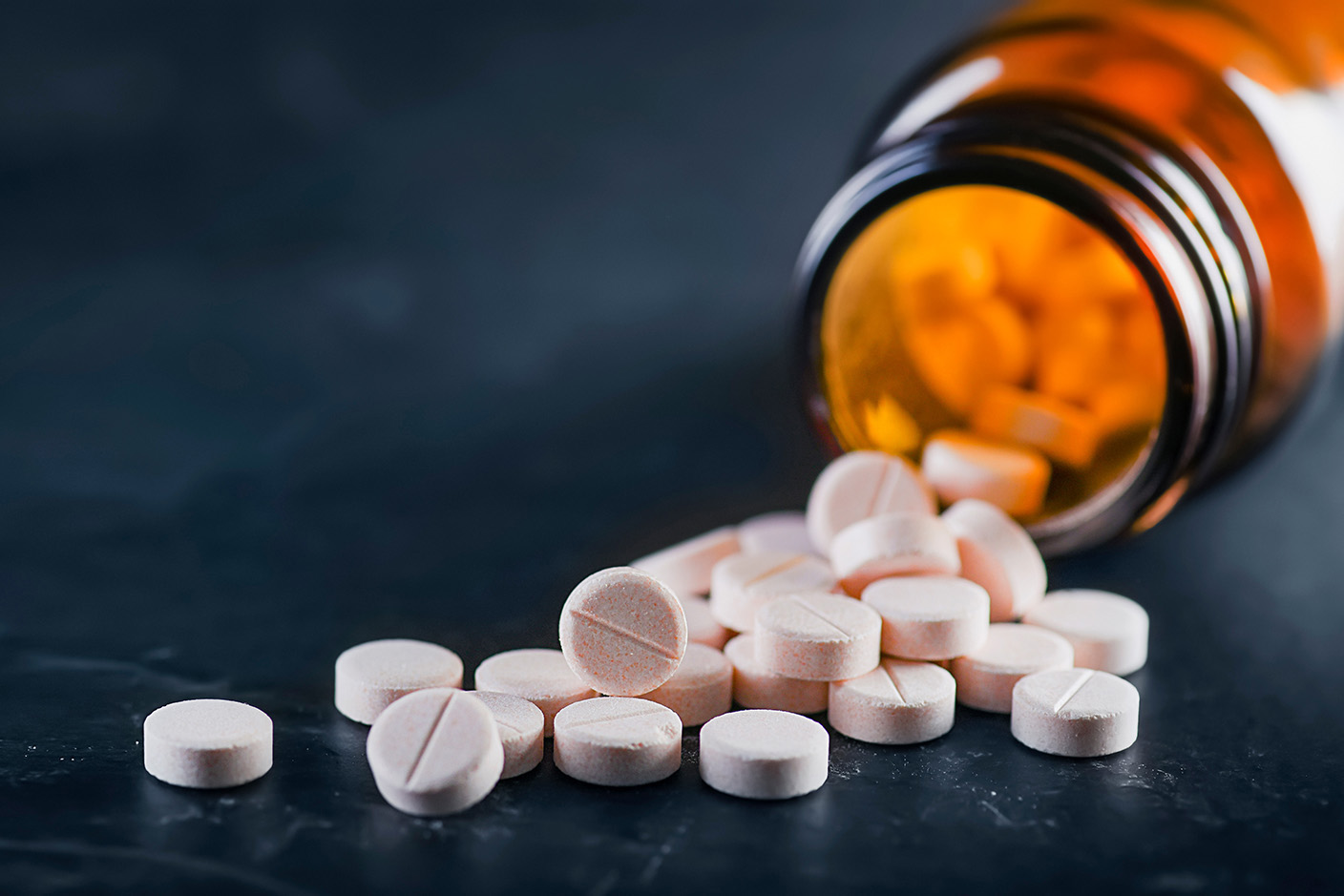 Eine Flasche mit Tabletten zur Visualisierung der Opiodsubstitution, die von Forschenden der Friedrich-Alexander-Universität Erlangen-Nürnberg untersucht wurde.