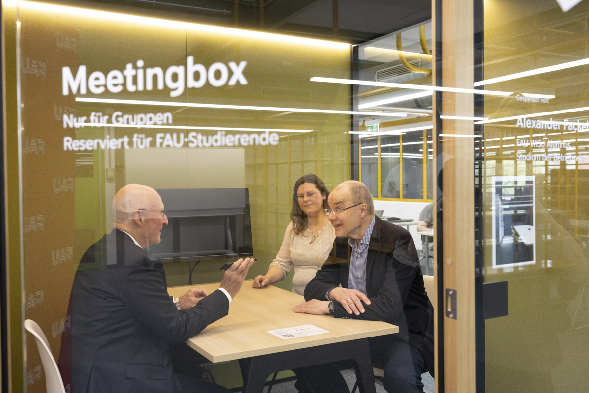 Eine Meetingbox an der Friedrich-Alexander-Universität Erlangen-Nürnberg zum umgestörten Lernen und Zusammenarbeiten im Studium
