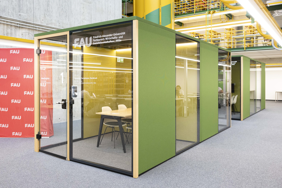 Eine Meetingbox an der Friedrich-Alexander-Universität Erlangen-Nürnberg zum umgestörten Lernen und Zusammenarbeiten im Studium