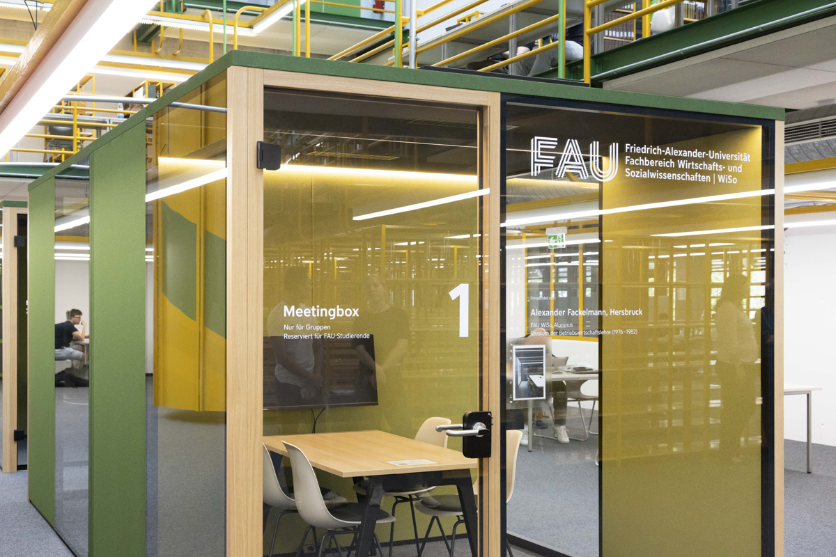 Eine Meetingbox an der Friedrich-Alexander-Universität Erlangen-Nürnberg zum umgestörten Lernen und Zusammenarbeiten im Studium