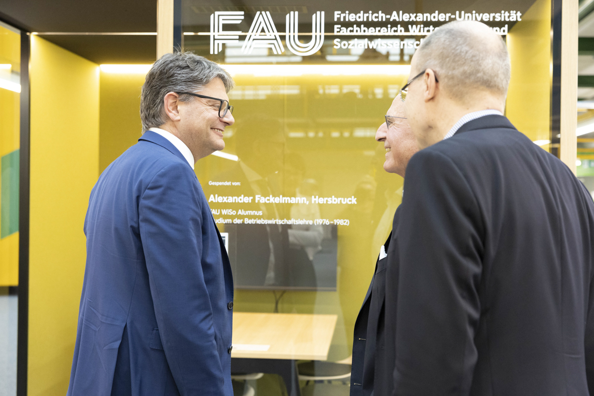 Eine Meetingbox an der Friedrich-Alexander-Universität Erlangen-Nürnberg zum umgestörten Lernen und Zusammenarbeiten im Studium