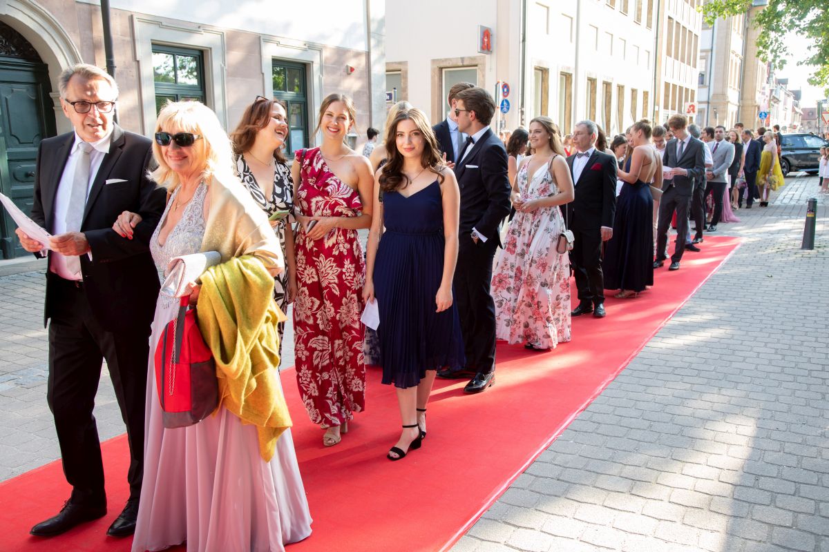 Menschen auf dem roten Teppich