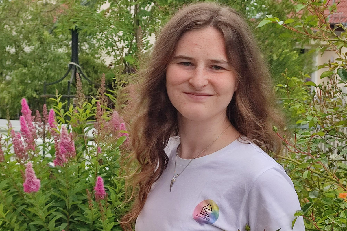 Johanna Mederer in einem Vereinsshirt