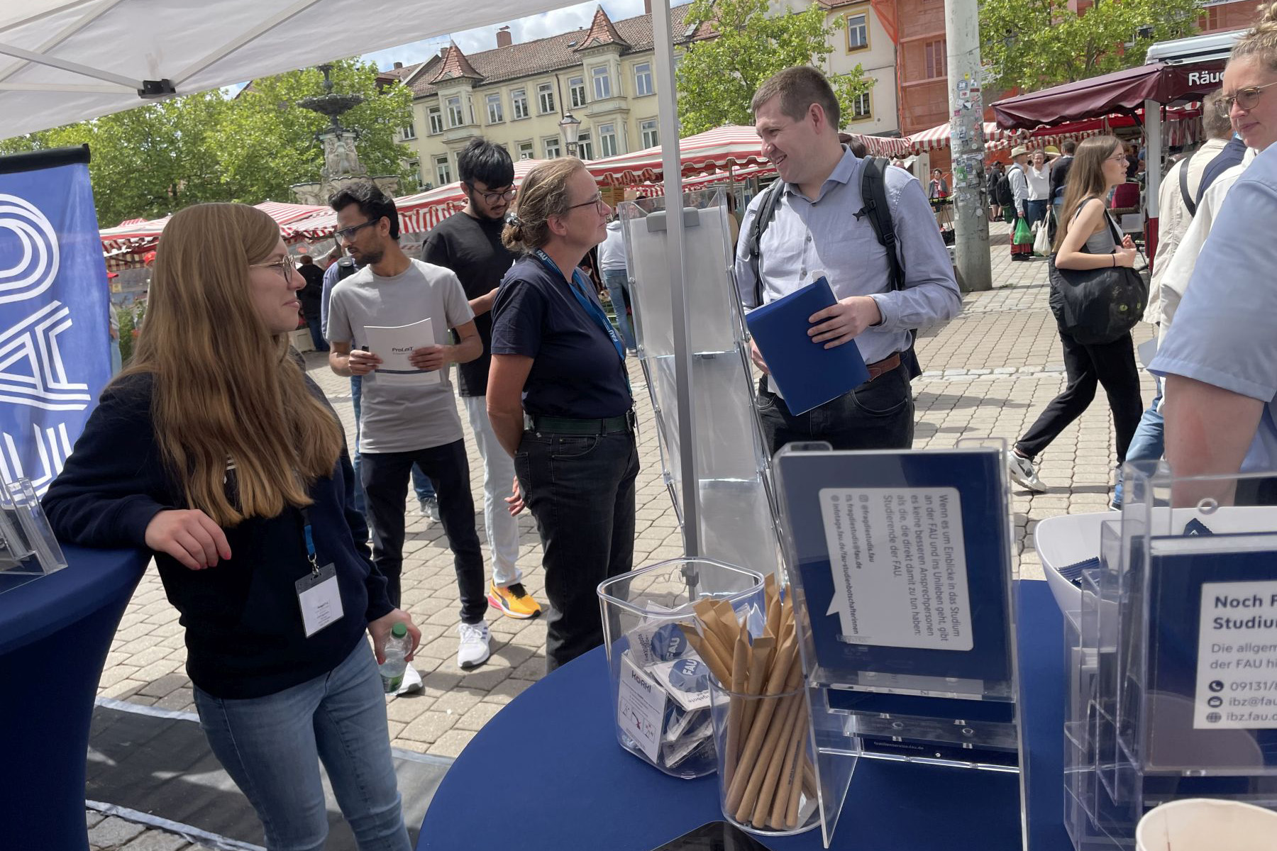 FAU-Angestellte am FAU-Stand beim Erlanger Jobwalk. Bewerben Sie sich jetzt an der Friedrich-Alexander-Universität-Erlangen-Nürnberg! Es gibt viele attraktive Stellen