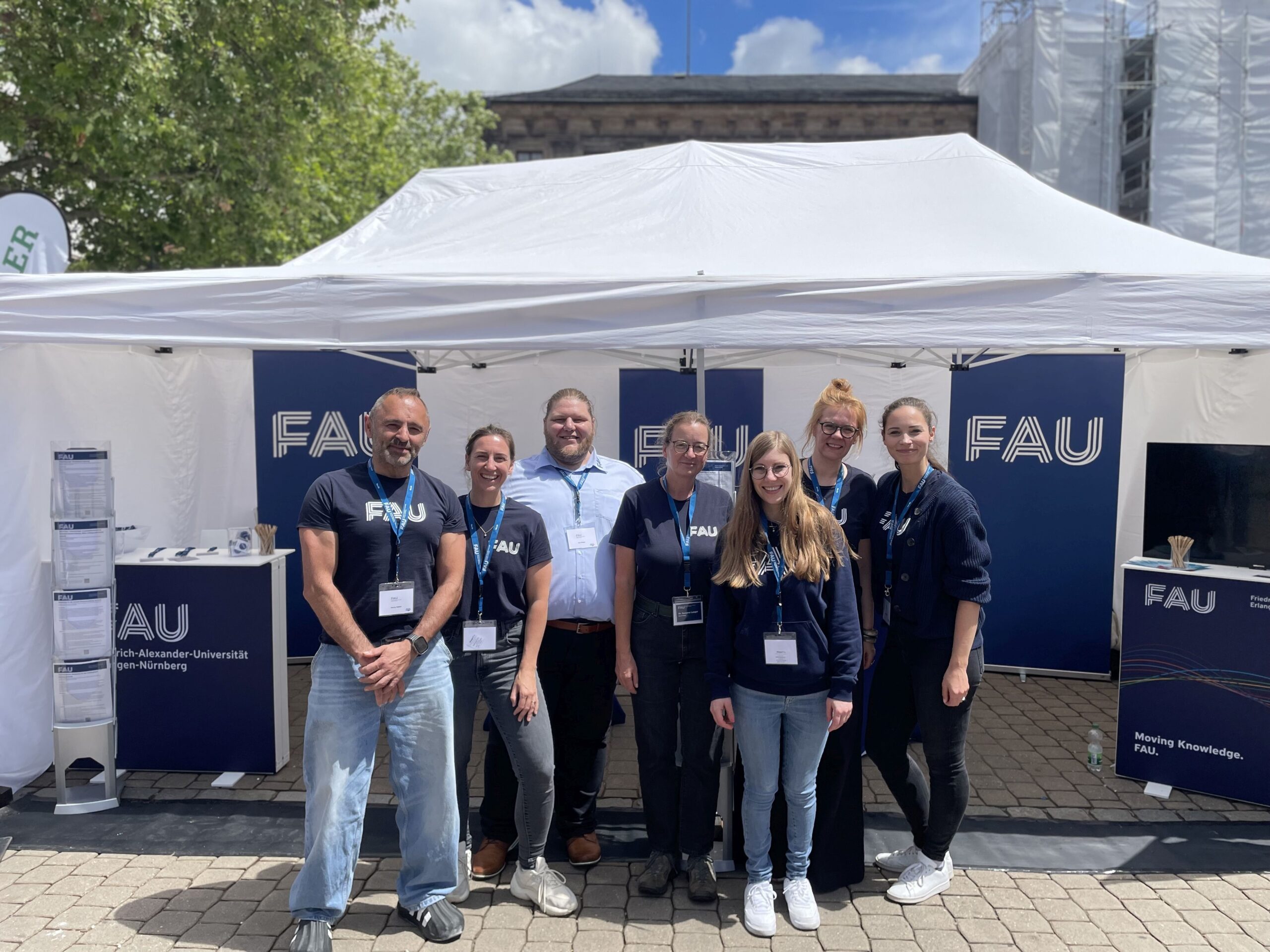 FAU-Angestellte am FAU-Stand beim Erlanger Jobwalk. Bewerben Sie sich jetzt an der Friedrich-Alexander-Universität-Erlangen-Nürnberg! Es gibt viele attraktive Stellen