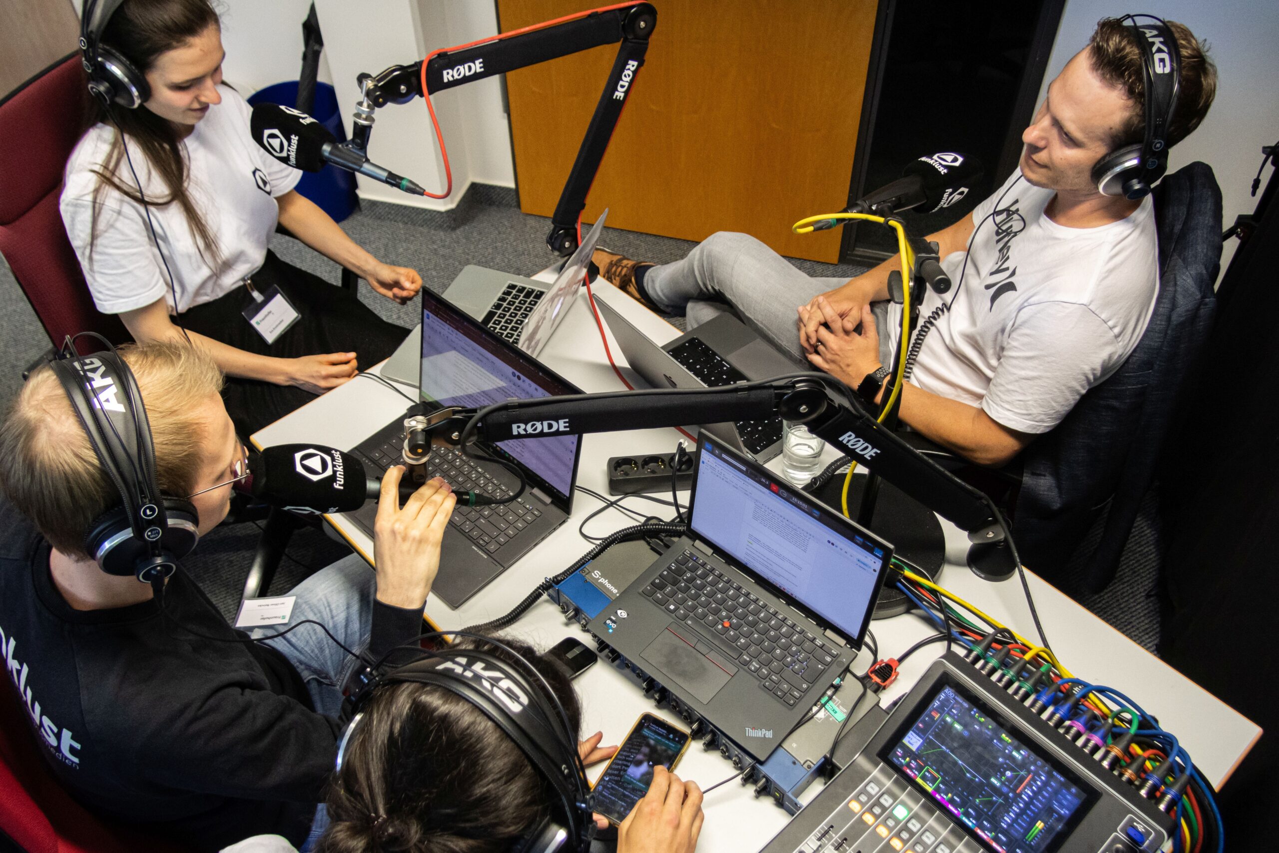 Menschen im Rundfunkstudio von funklust