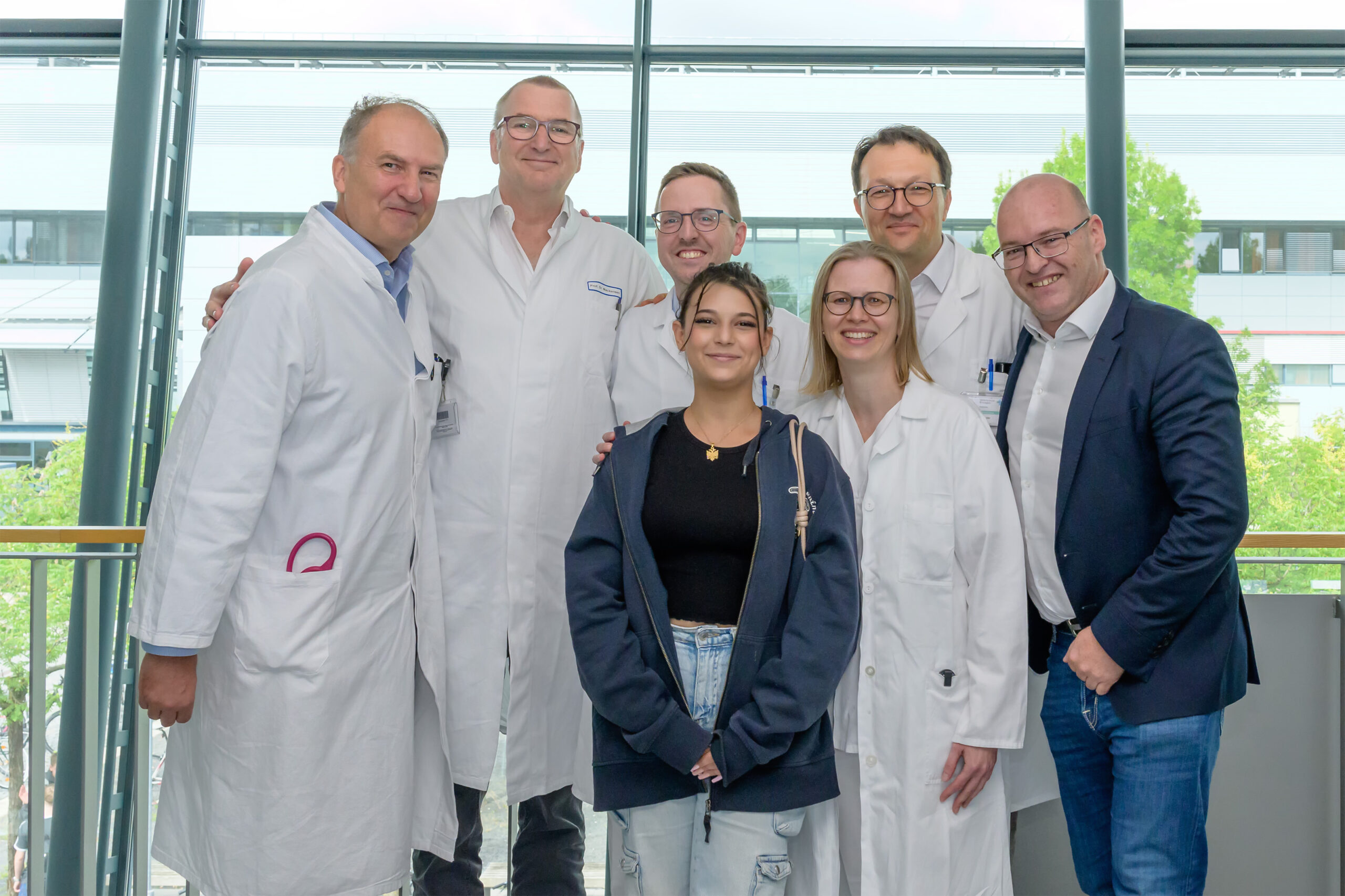 Das Behandlungsteam der Kinder- und Jugendklinik zusammen mit der Patientin (v. l. n. r.): Dr. Tobias Krickau (Leiter der Pädiatrischen Rheumatologie), Dr. Nora Naumann-Bartsch (Leiterin Knochenmark-/Blutstammzelltransplantation), Patientin Uresa A., Prof. Dr. Markus Metzler (Leiter der Kinderonkologie) und Pflegefachkraft Vanessa Gärtner. Foto: Luise Laufer/Uniklinikum Erlangen