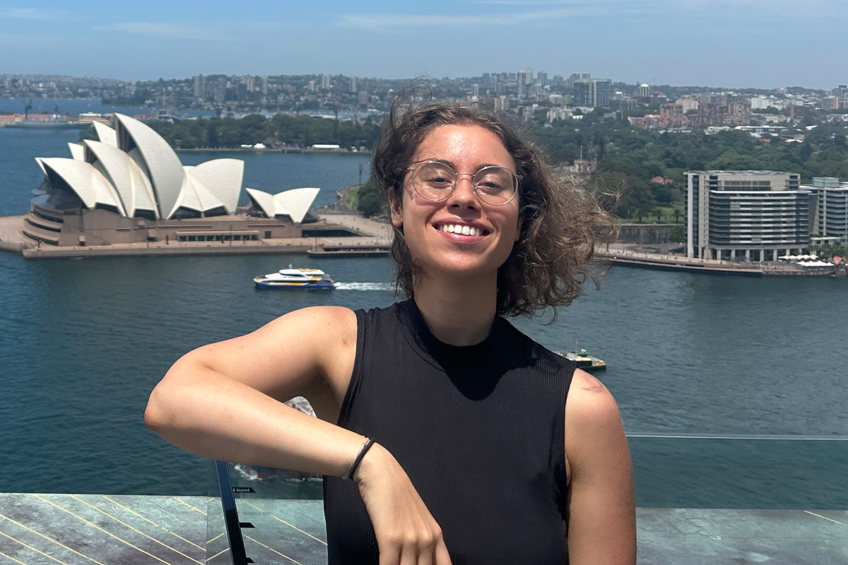 Katharina Wenkmann vor dem Sydney Opera House