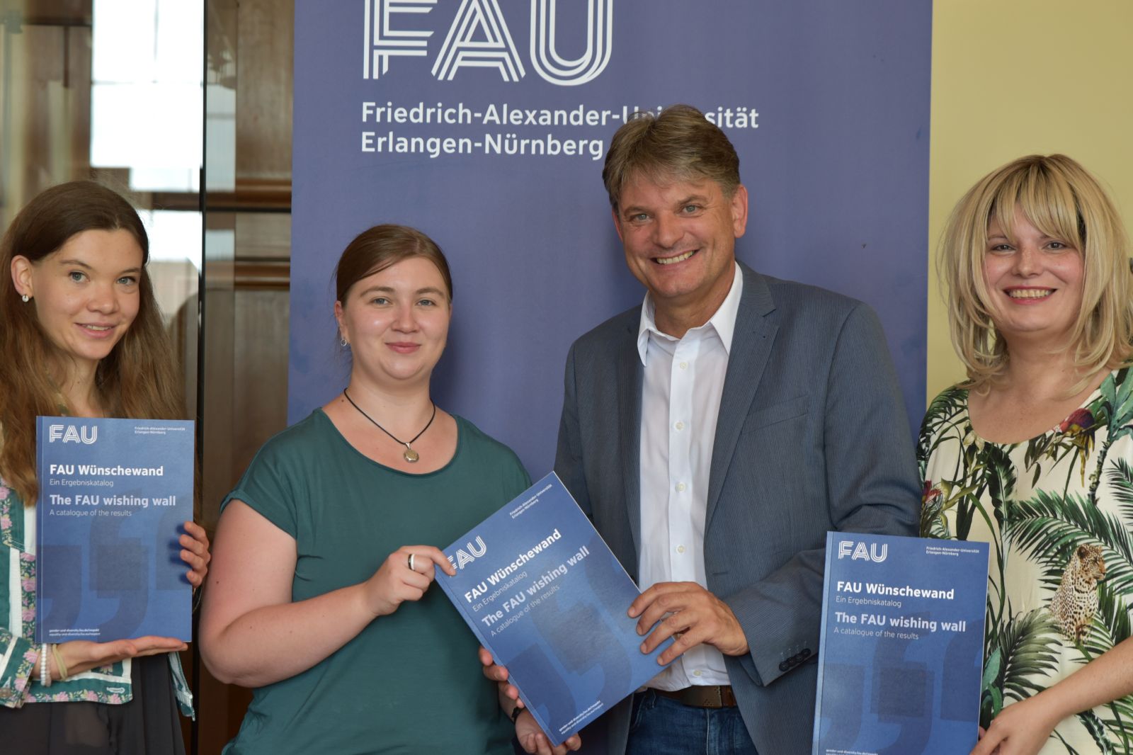 Gruppenfoto Übergabe der Aktion Wünschewand mit Leiterin des Büros für Gender und Diversity, Studierenden und dem FAU-Präsidenten