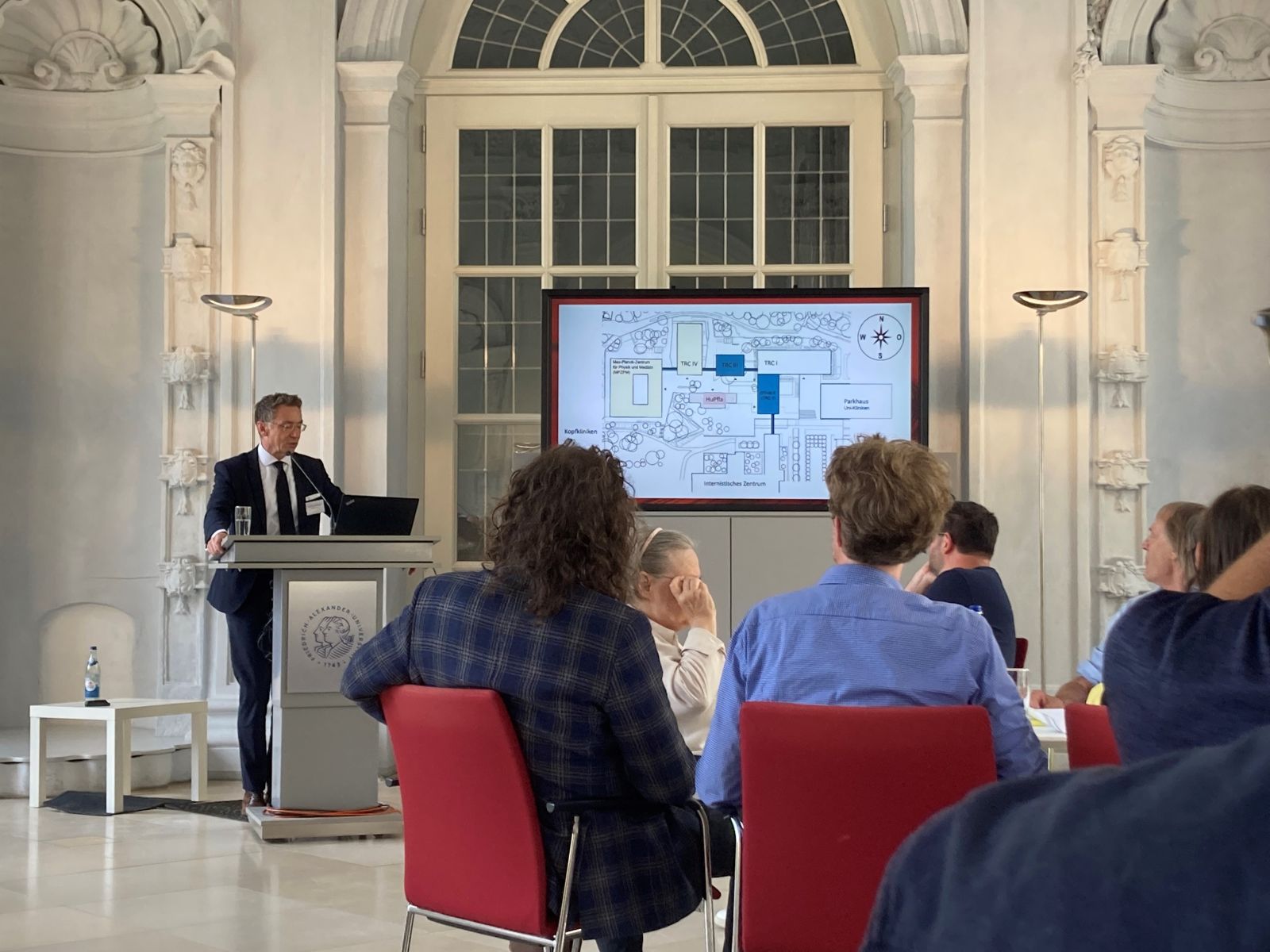 Christoph Safferling begrüßt beim World Café zur Hupfla in der Orangerie