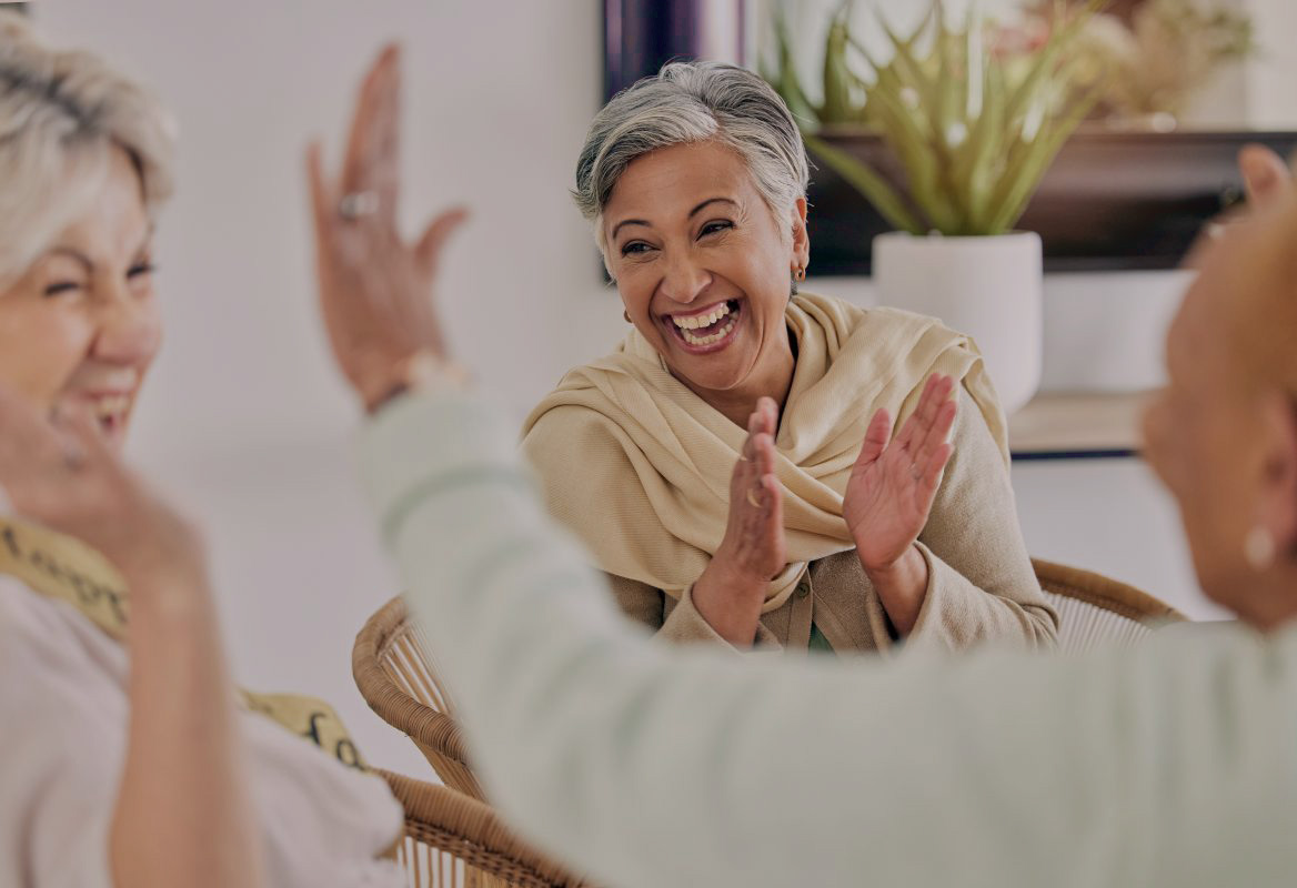 Menschen sitzen zusammen und lachen